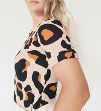 Cargar imagen en el visor de la galería, Camisa Suiza animal print
